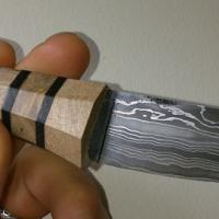 Couteau fixe 30 couches, manche noyer et cuir, 180 euros